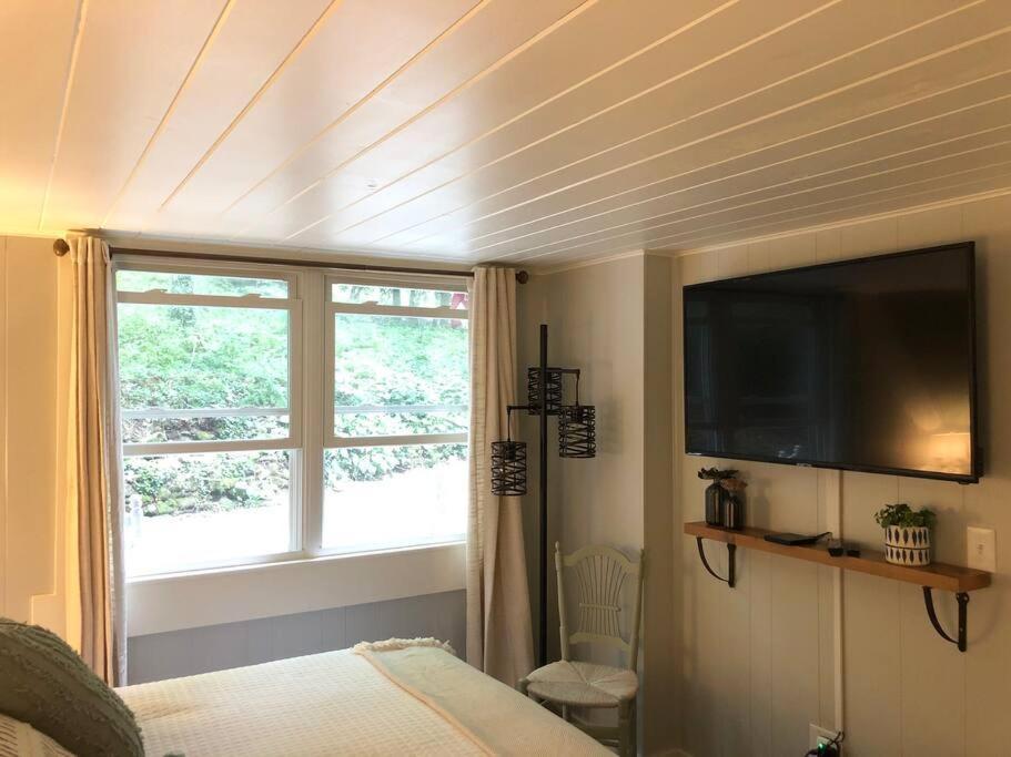 Cozy Cottage W Hot Tub, 5 Min Walk To Main St ไฮแลนด์ส ภายนอก รูปภาพ